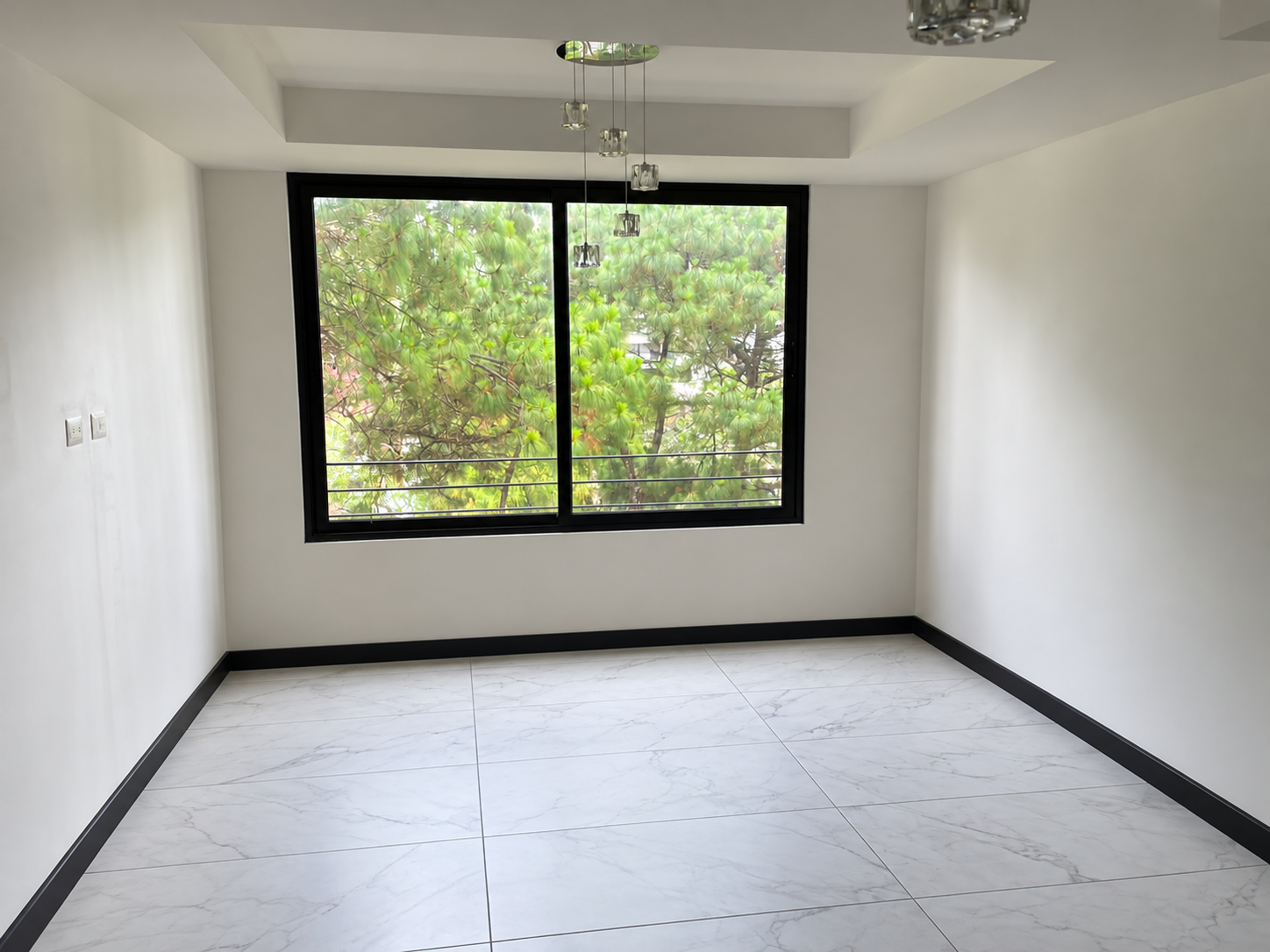Interior despejado con azulejos de mármol